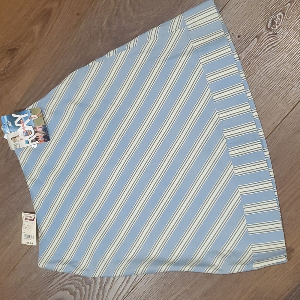 NWT ROXY skirt.    #4478